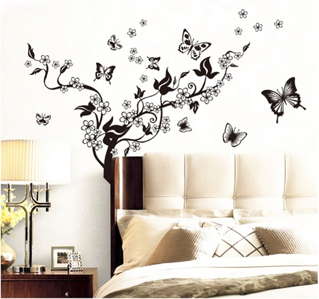 Наклейки на стену «Бабочки над цветами».
